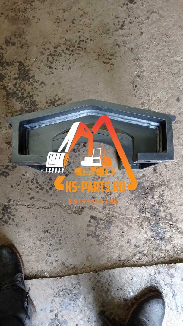 Защита опорных катков. 8097015 ZX 230-3 1 шт. Защита опорных катков. 8097015 ZX 230-3 1 шт.